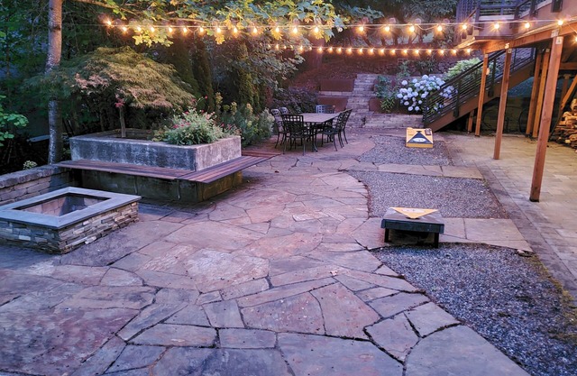 Haskell Treehouse is family-friendly in a quiet area close to downtown Portland.