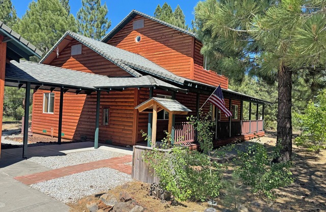 Hat Creek Cabin in Old Station, near fishing, hiking, Lassen, & Burney w/3 bdms