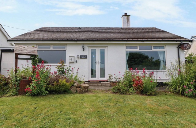 HAUL A GWYNT, pet friendly, with open fire in Benllech