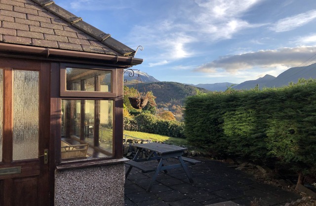 HAULFRYN, family friendly, character holiday cottage in Bethesda