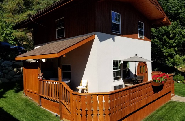 Haus Hanika B&B-The Chalet- Private hot tub Only 1 Mile from Downtown!