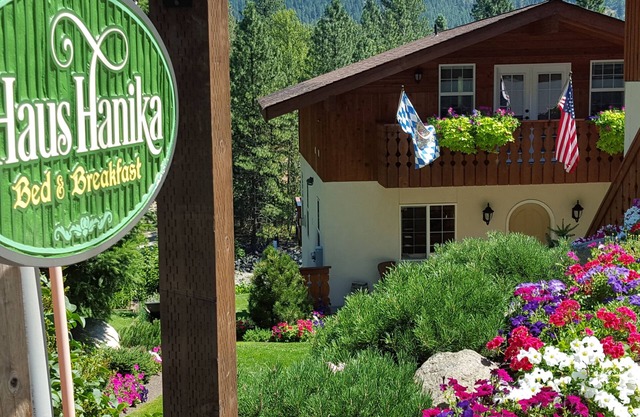 Haus Hanika B&B -The Alpine Suite on the River and private 2 person Hot Tub