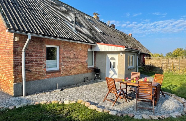 "Haus Landgang" for nature lovers, close to the beach, quiet, with a large garden
