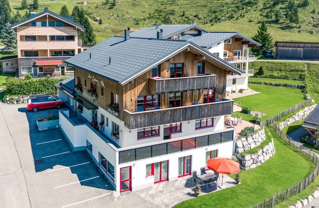 Haus Rothorn, apartment panorama for 6-7 people with balcony in a sunny location