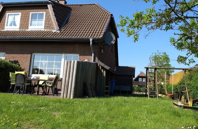 Haus Seedeich »Lea« - The holiday home - 150m to the North Sea - with garden + W-LAN