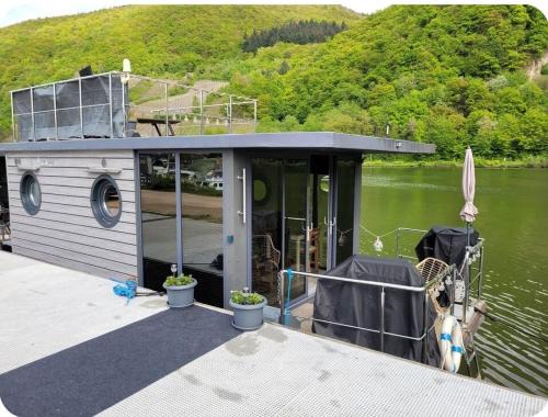 Hausboot auf der Mosel