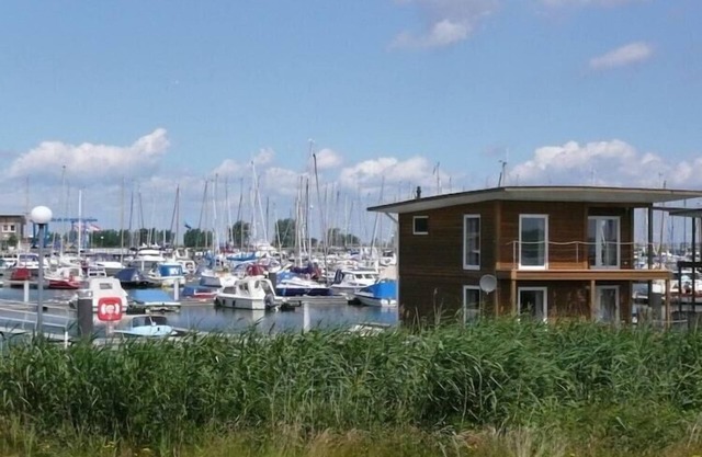 Hausboot in Kroeslin am Bodden