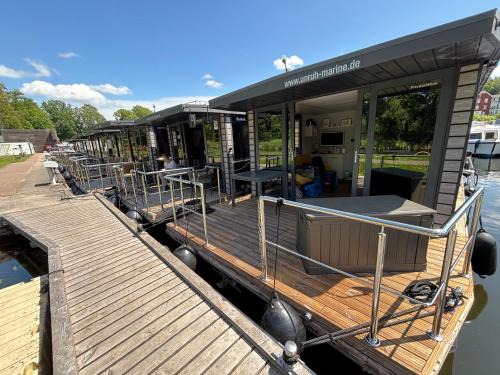 Hausboot Privatsfähre als Festanlieger