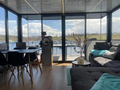 Hausboot Schiff Für 4 Personen Ca 33 M Sup2 In Braunsbedra, Sachsen Anhalt Halle Saale Unstrut Region