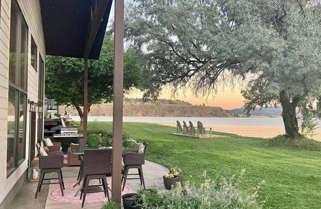 Hauser Lake Waterfront-Direct access and amazing VIEWS
