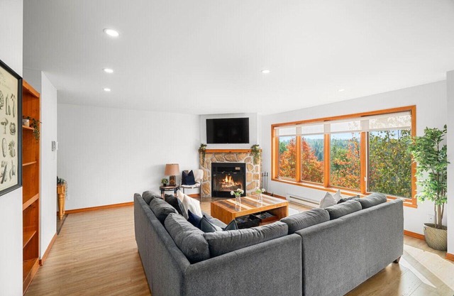 Hauts-Bois Ski In/Out 2brs w/Pool Access (197-4)