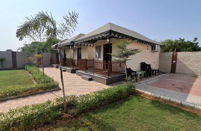HAVELI RESORT FARMnn3-bedroom farmhouse in marvelous Hathod with AC, WiFi