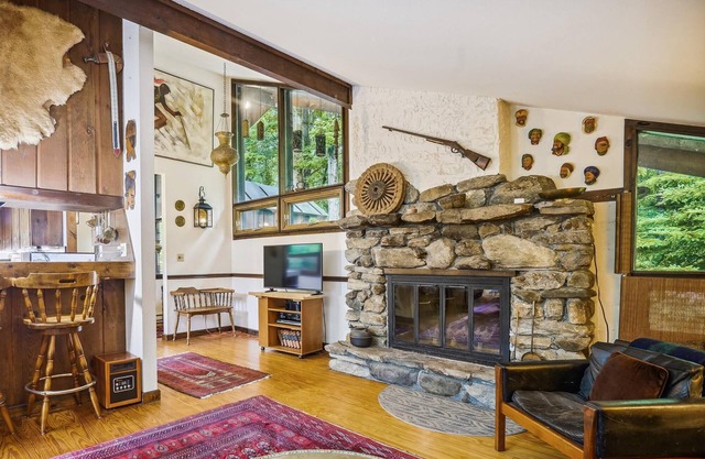 Hawk Landing: A cozy 3-bedroom retreat perfect for families and pet-friendly getaways.
