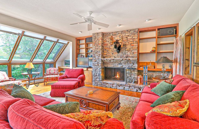 Hawk Mountain home with a sauna, wooded views, & washer/dryer