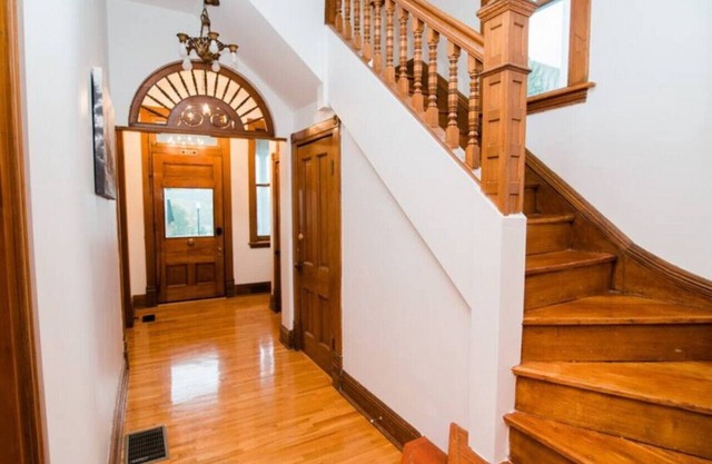 Hawkin's House Lower Suite Downtown Jefferson City