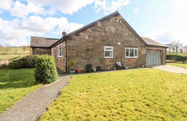 HAWKSBRIDGE BUNGALOW, pet friendly, with open fire in Leek