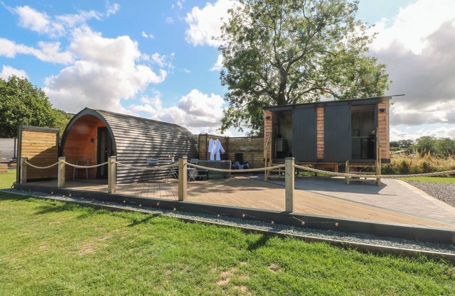 HAWKSTONE, romantic, with hot tub in Hodnet