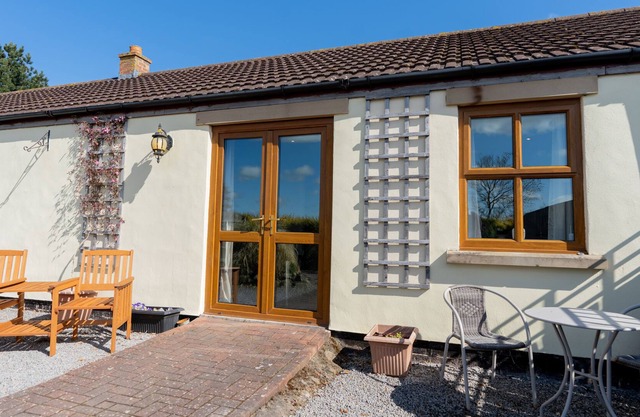 HAWTHORN COTTAGE, pet friendly, with a garden in Caldwell