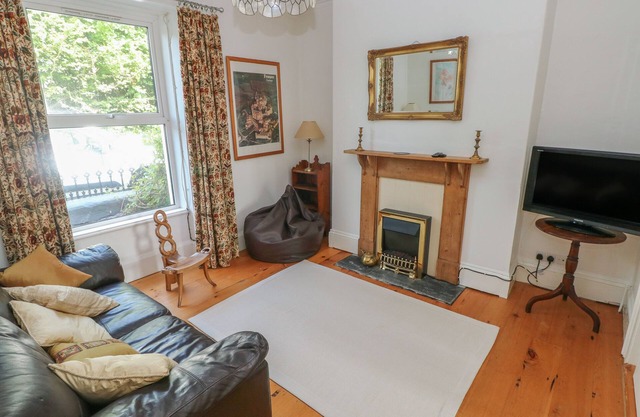 HAWTHORN HOUSE, pet friendly, luxury holiday cottage in Pembroke