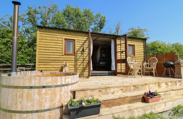 HAWTHORN HUT, pet friendly, with hot tub in Llangurig