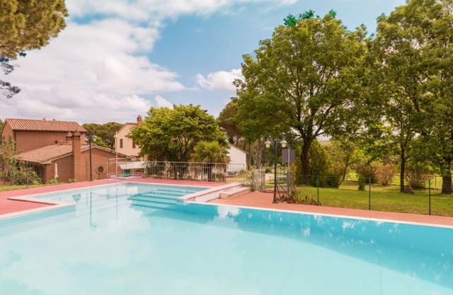 Hawthorn apt with shared pool family fun, Castiglione del Lago, Italy