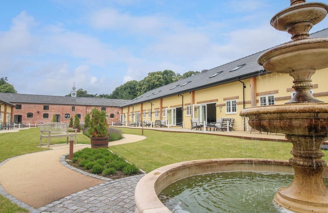 HAYDOCK COTTAGE, pet friendly, with a garden in West Felton