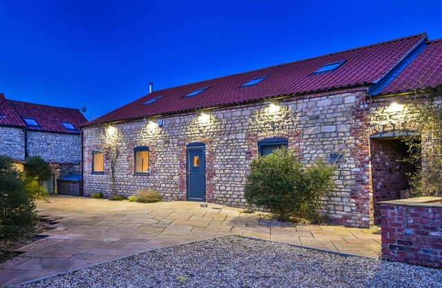 HAYLOFT, pet friendly, luxury holiday cottage in Scampton