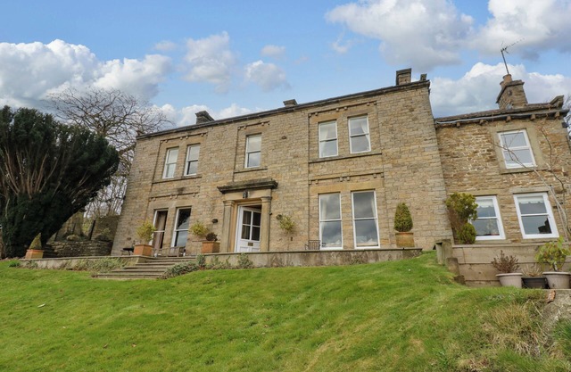 HAZEL BROW HOUSE, pet friendly, character holiday cottage in Richmond