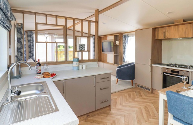 HAZEL LODGE, pet friendly, with hot tub in Whitby