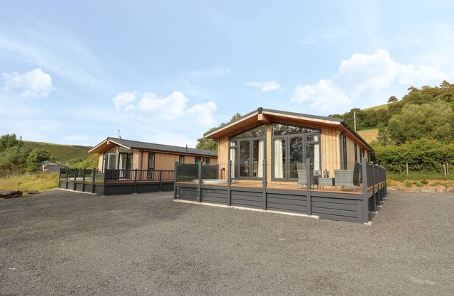HAZEL LODGE, romantic, luxury holiday cottage in Llangurig