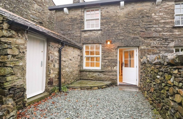 HAZELRIGG COTTAGE, pet friendly, with open fire in Newby Bridge