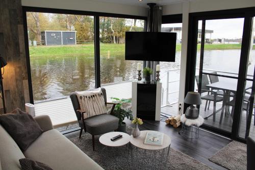 HB 4 - Hausboot Bad Bederkesa