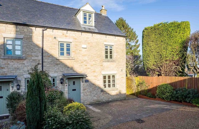 HEADFORD COTTAGE, family friendly, with a garden in Stow-On-The-Wold