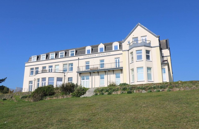 HEADLAND APT 17, country holiday cottage, with a garden in Coverack