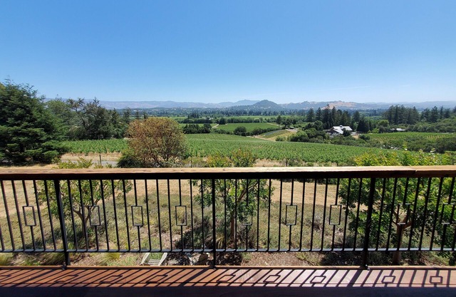 Healdsburg Wine Country Getaway with Panoramic Valley Views -5 min from downtown