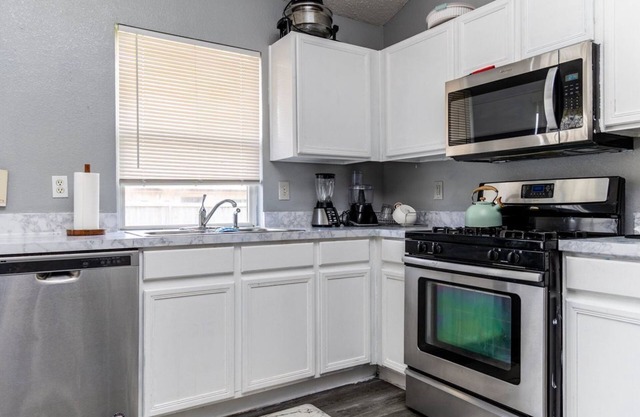 Heart of Arlington, Cozy Home