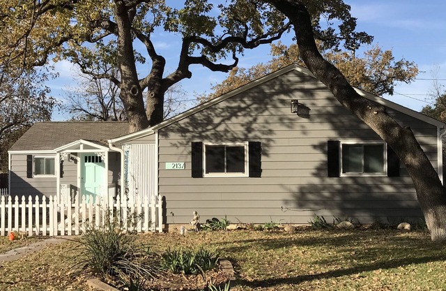"Heart of Cowtown" 50% off monthly stay