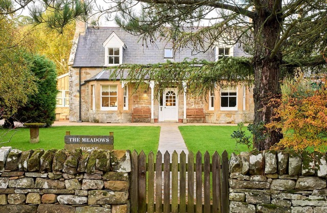 Heart of Dornoch - luxury home, 5 mins walk to golf course