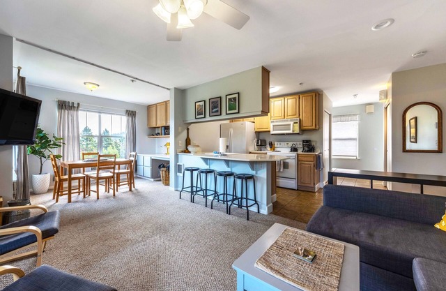 Heart of Downtown! Walkable, Excellent Location, River View!