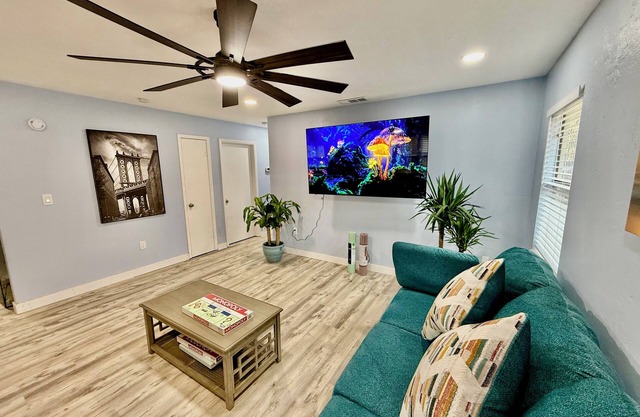 Heart of GNV with King beds, High speed Internet and 75 inches small TV