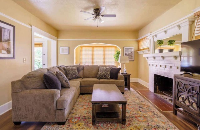Heart of Hawthorne! Newly Remodeled, 99 Walk Score
