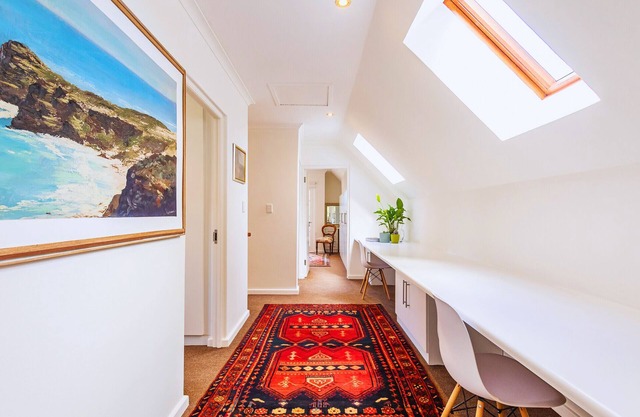Heart of Noordhoek: Farm Village Getaway. 5 minutes to the beach.