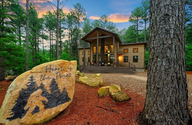 Heart of the Pines - Pets, Hot Tub, Soaker Tub, 3 Masters, EV Charger