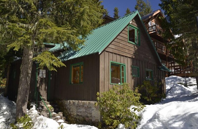 Heart of village! Knotty pine cabin located on a creek.