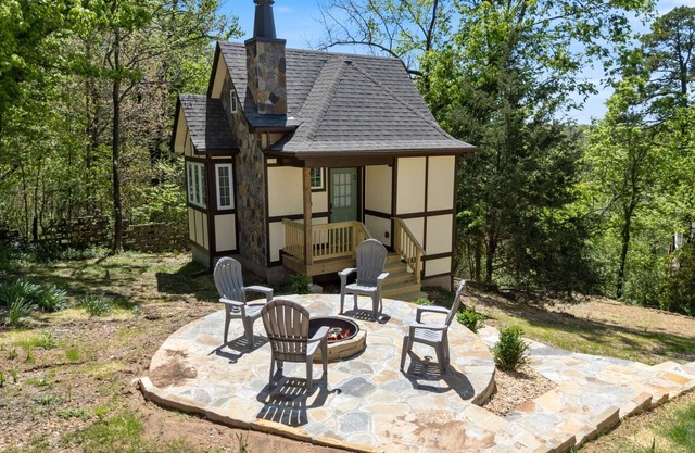 Hearthstone Hideaway at Tudor Suites