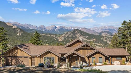 Hearthstone Luxury Vacation Rental at Windcliff home