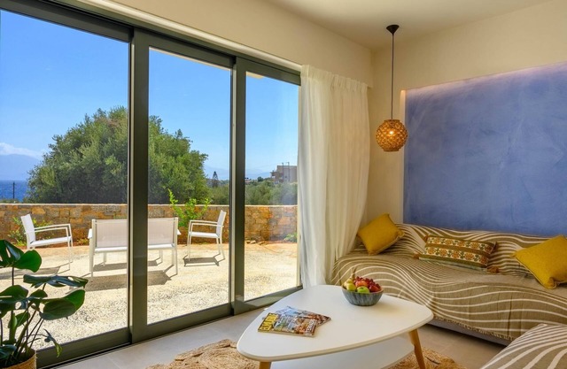 Heartwood Suite w Shared Pool by Roots Suites