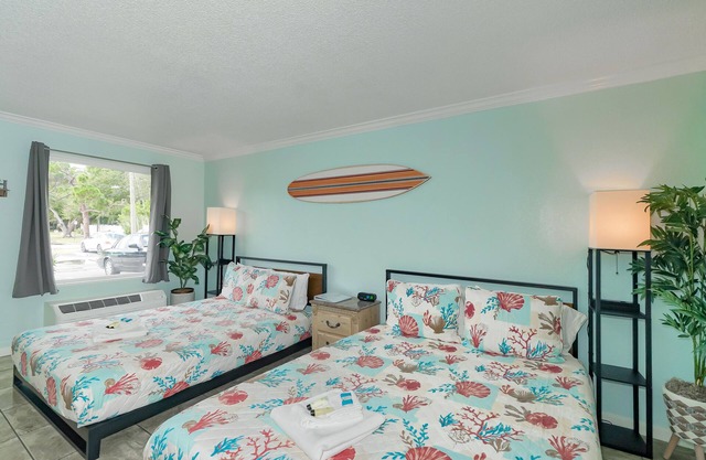 Heated Pool, 70" TV, Waterfront Tiki Bar & Grill, On Marina