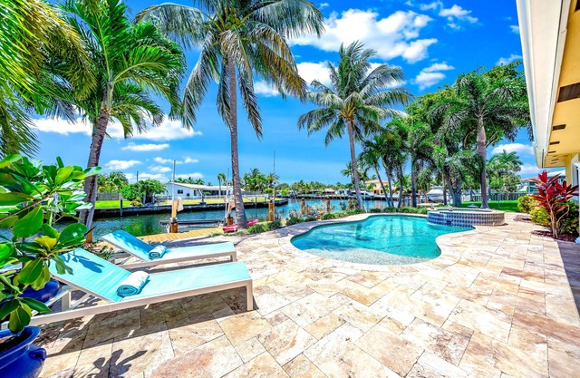 Heated Pool & Hot Tub! WaterFront+1 Mile To Beach!