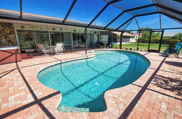 Heated pool/hot tub home on park like setting 1 mile from historic West Dearborn